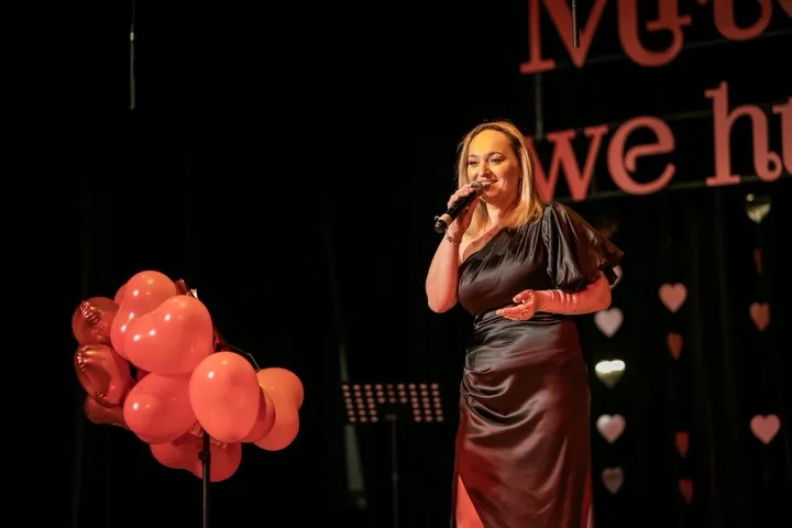 Mariola „Lola” Niziołek podczas występu na scenie w Tyczynie